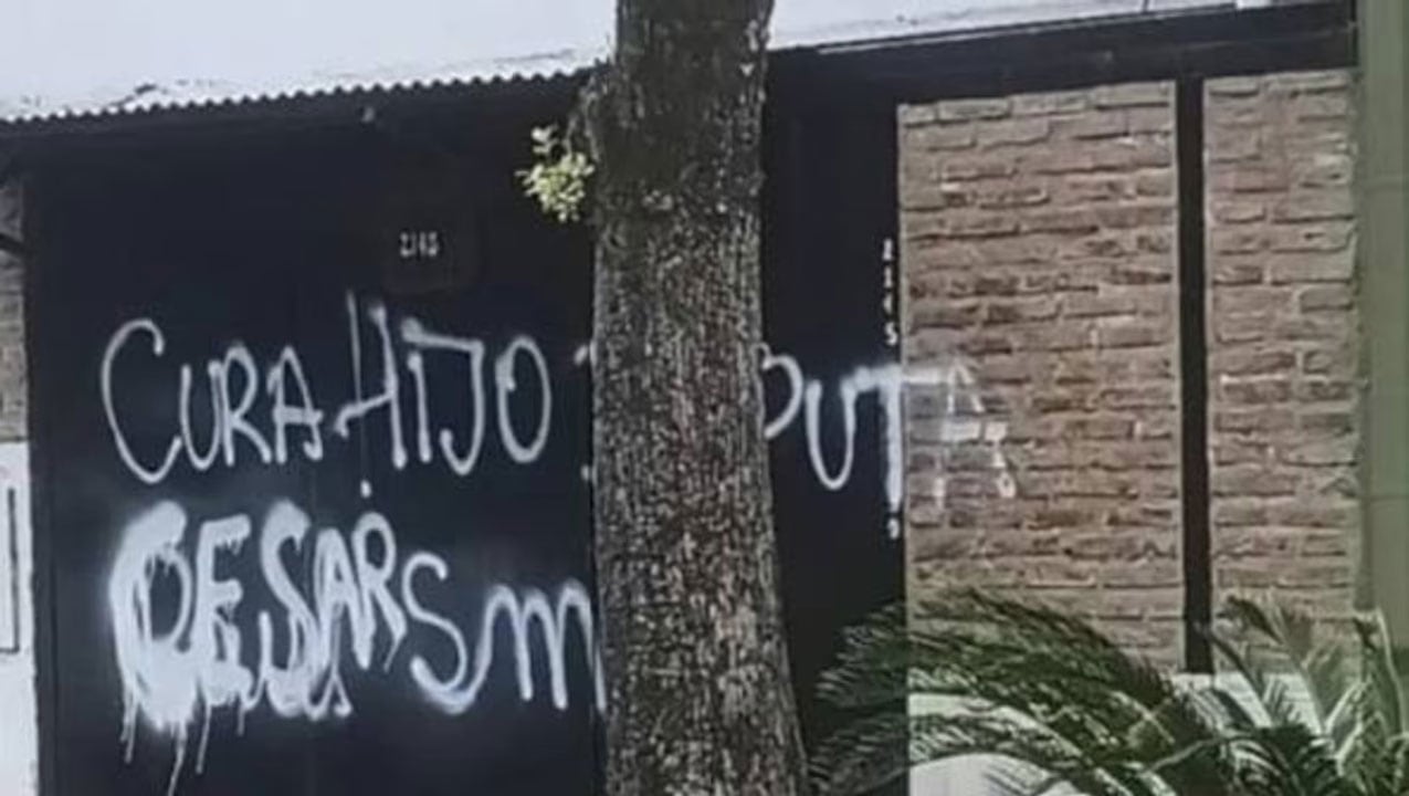 Un vecino también sufrió una descarga eléctrica al intentar auxiliar al niño atrapado en la estructura metálica del portón