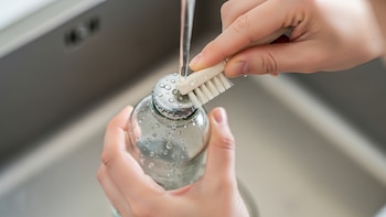Cada cuánto lavar mi botella de agua y cuál es la forma correcta de hacerlo para librarla de bacterias