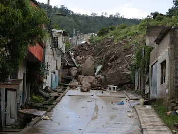 La acumulación de basura en quebradas y drenajes aumenta el riesgo de inundaciones y deslizamientos. La AMDC ejecuta trabajos de limpieza y dragado en seis quebradas de Tegucigalpa. (Foto: Cortesía)