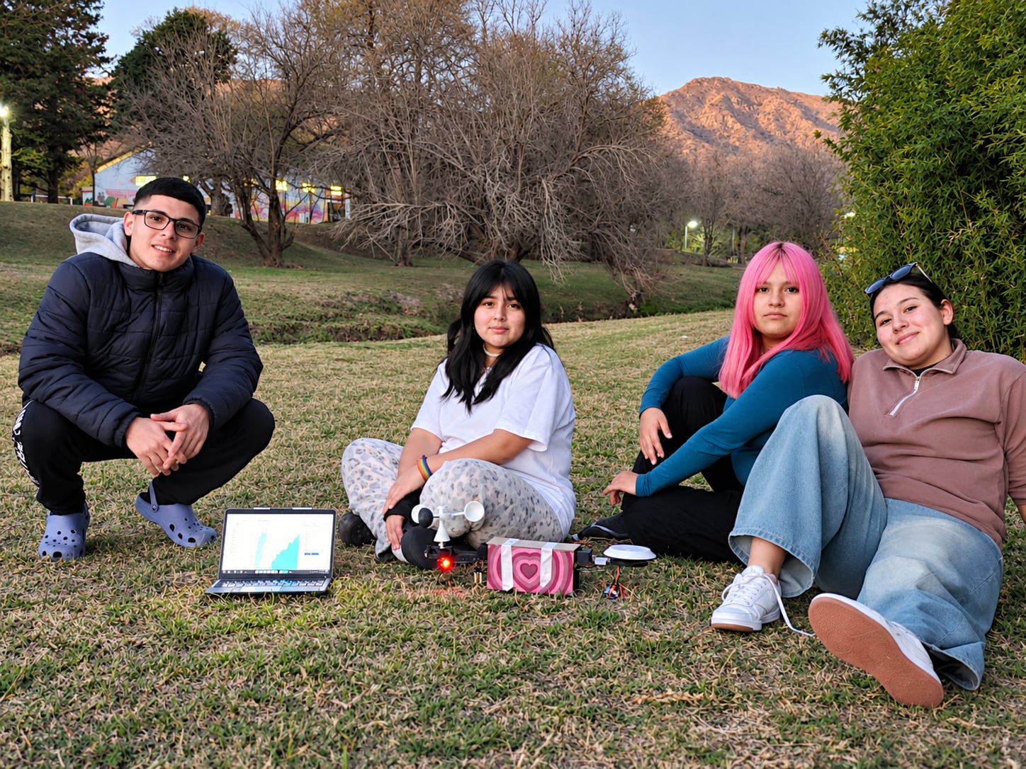Maximiliano Occhiuzzi, Ailén Mier, Mayra Equice y Brenda Cardozo son estudiantes de sexto año del Instituto Técnico Nuestra Señora de Fátima, de Villa Soldati. Ellos empezaron a trabajar en FireNova junto con sus profesores hace dos años, a partir de un viaje escolar.