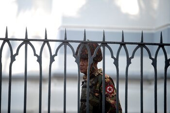 Un soldado de Myanmar afuera de un edificio estatal ocupado. REUTERS/Stringer
