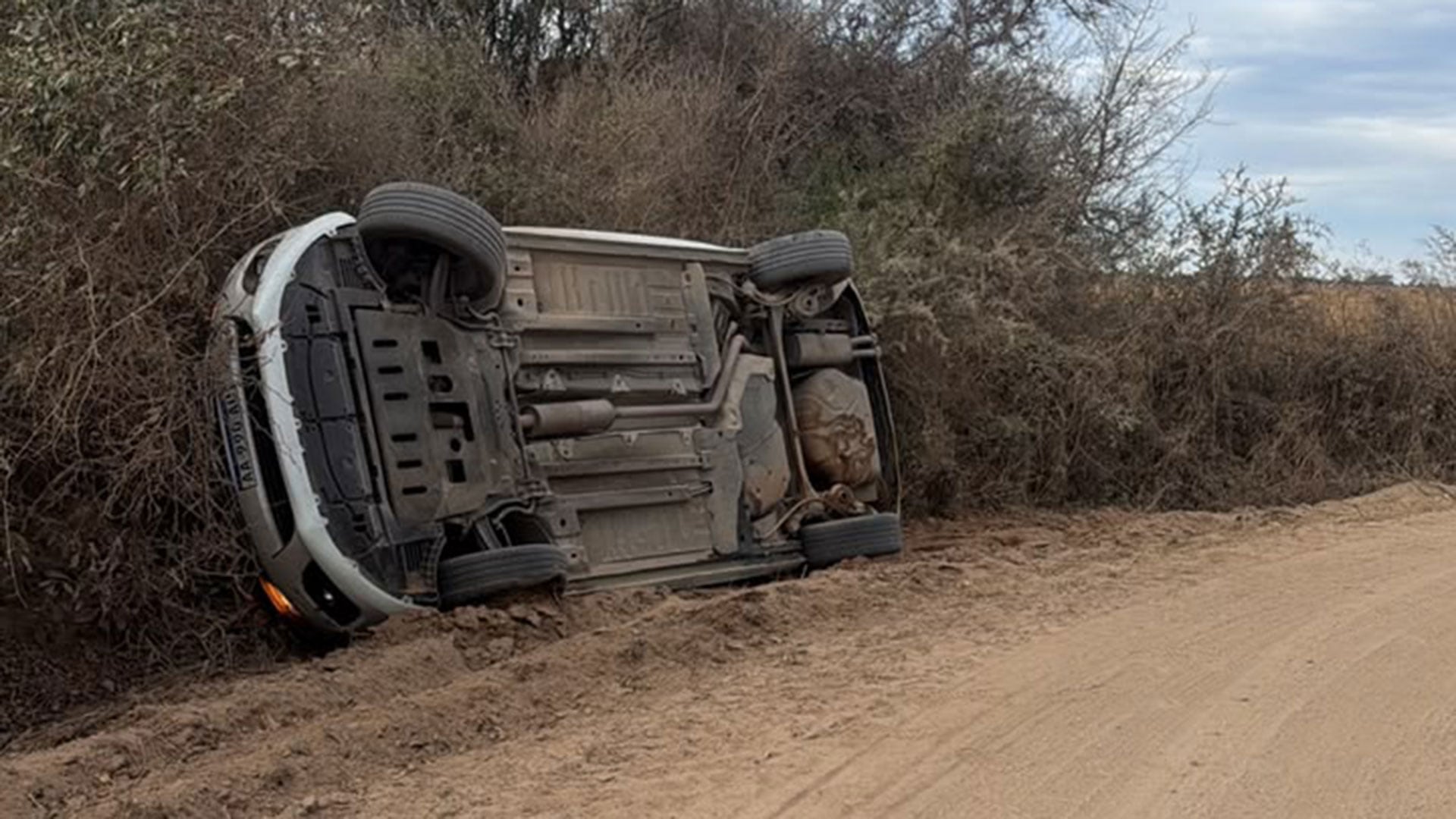 Los ladrones se dieron a la fuga pero volcaron el coche en el que se trasladaban