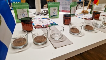 Durante recientes eventos internacionales en Estambul y Berlín, productores centroamericanos exhibieron sus mejores cultivos y bebidas espirituosas ante compradores estratégicos, baristas destacados y dueños de negocios del sector gastronómico de la región (Foto cortesía Cancillería de El Salvador)