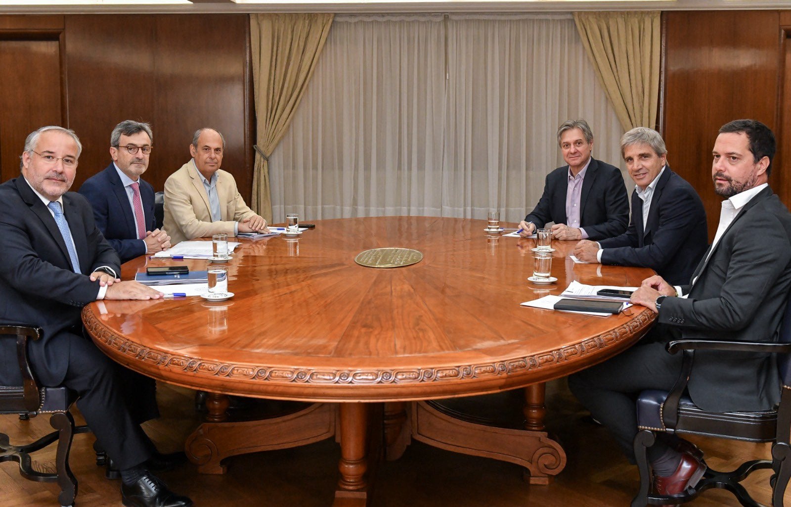 El ministro de Economía, Luis Caputo, se reunió con el presidente de la UIA, Martín Rappallini, y los directivos Rodrigo Pérez Graziano y Eduardo Nougués para abordar temas económicos (@LuisCaputoAr)