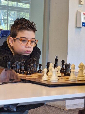 Tierno gesto de concentración del