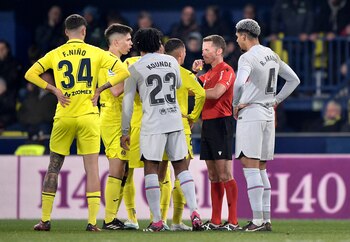 Los jugadores rodean a Hernández