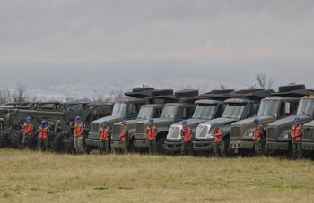 Personal militar trabaja en la