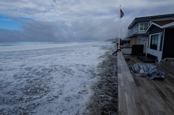 El oxígeno disuelto oceánico se origina a partir del intercambio aire-mar y de la fotosíntesis, y se consume mediante la respiración del carbono orgánico en todo el volumen de agua