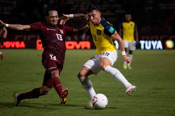 José Martínez (i) de Venezuela disputa el balón con Joao Rojas de Ecuador. EFE/ Miguel Gutiérrez