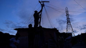 El sector manufacturero de Venezuela se desacelera y pierde casi la mitad de sus horas laborales por falta de electricidad