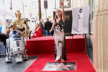 Billie Lourd lanzó purpurina sobre