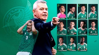 Javier Aguirre, entrenador canoso en traje, apunta. A su izquierda, César Montes de la Selección Mexicana con manos en la cabeza. A la derecha, un panel con 11 retratos de futbolistas.