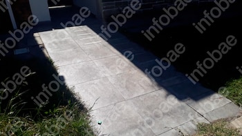 Salió a hacer las compras por el barrio, resbaló en una vereda y la dueña de la casa deberá indemnizarla