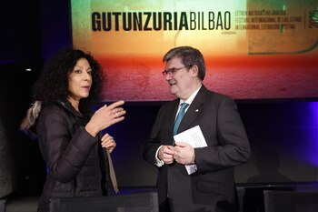 Leila Guerriero junto al alcalde