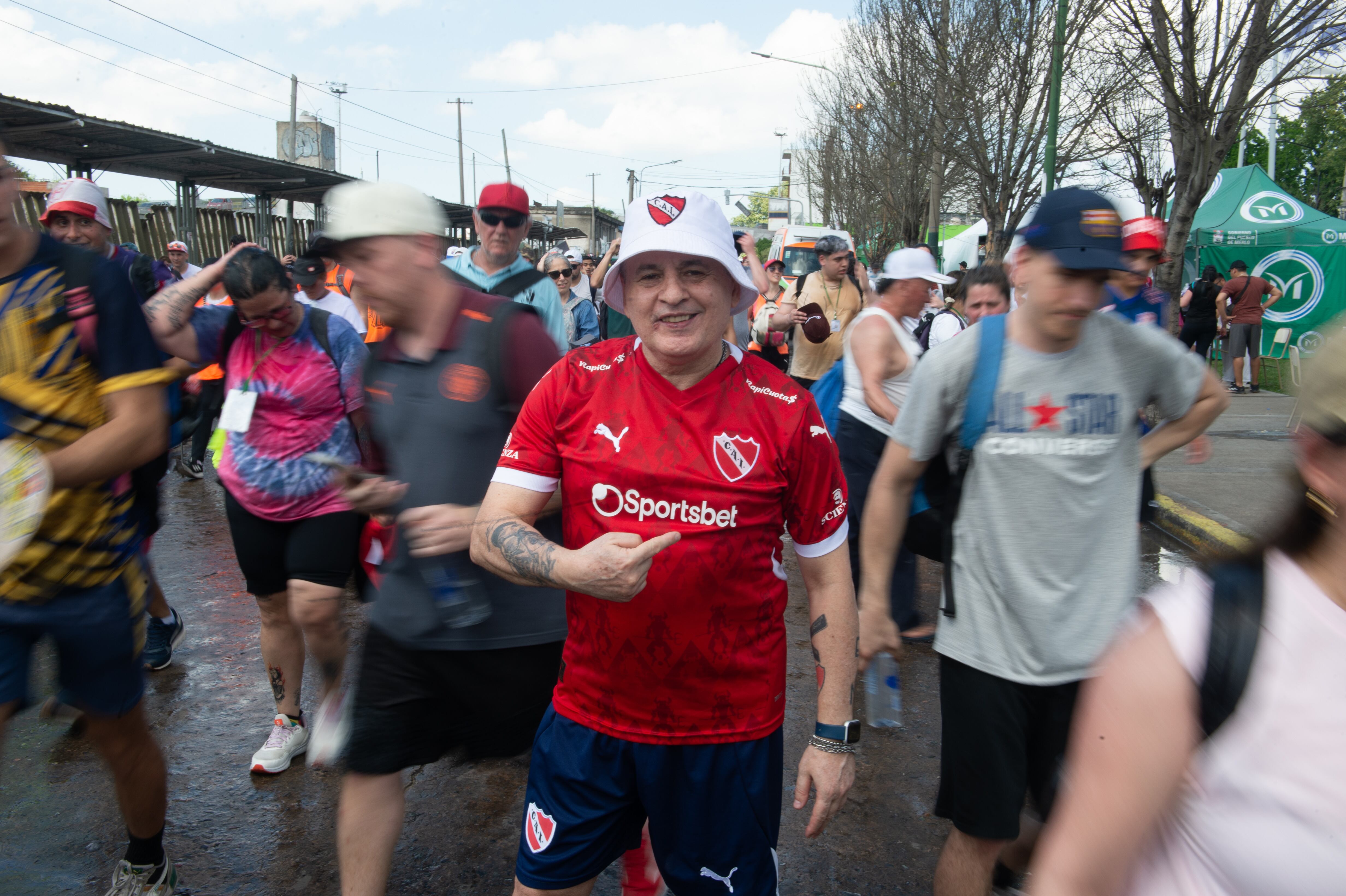 Claudio, de 61 años, fana del Rojo, superó una enfermedad y consiguió trabajo: vino a agradecer