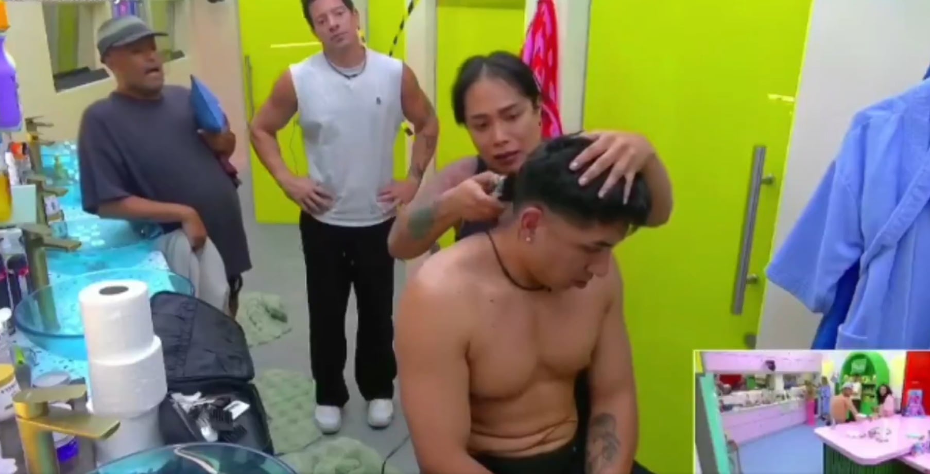 Karina Torres le corta el pelo a Ese Pérez; Jair y Aldo también quieren un corte (Captura de pantalla)