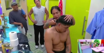 Karina Torres le corta el pelo a Ese Pérez; Jair y Aldo también quieren un corte (Captura de pantalla)
