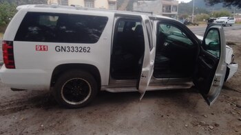 Imagen de una de las camionetas abandonadas por los atacantes. (Especial)