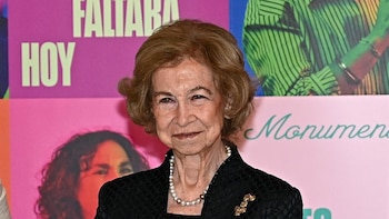 Doña Sofía, tras la estela de la reina Letizia en el Premio Planeta, con una blazer de Alejandro de Miguel