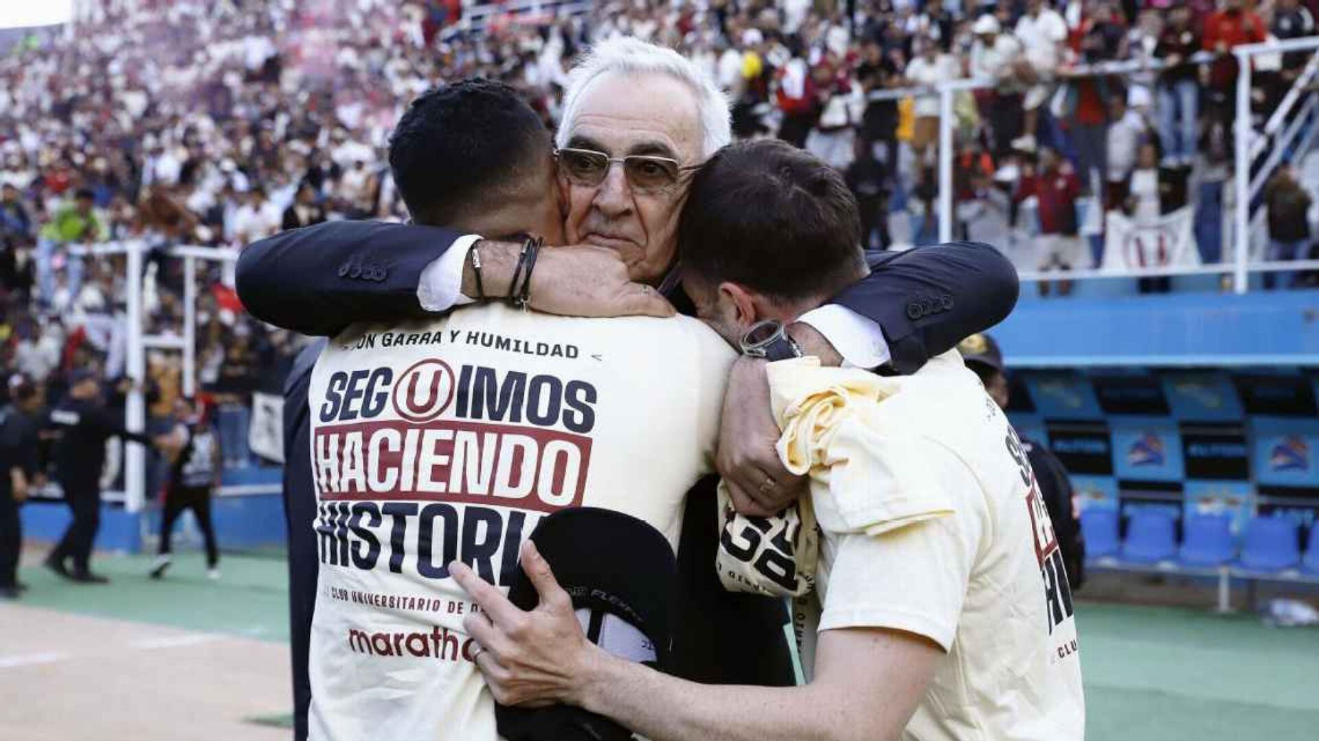 Jorge Fossati abrazando a sus dirigidos luego de confirmarse la consecución del tricampeonato con Universitario. - Crédito: EFE