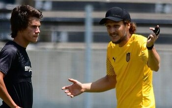 Facundo Pellistri con Diego Forlán