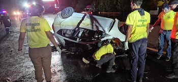 Dos personas murieron y una resultó lesionada en un accidente de tránsito en la carretera entre San Salvador y Sonsonate, a la altura de Piedras Pachas, en Izalco. (Foto cortesía Comandos de Salvamento)