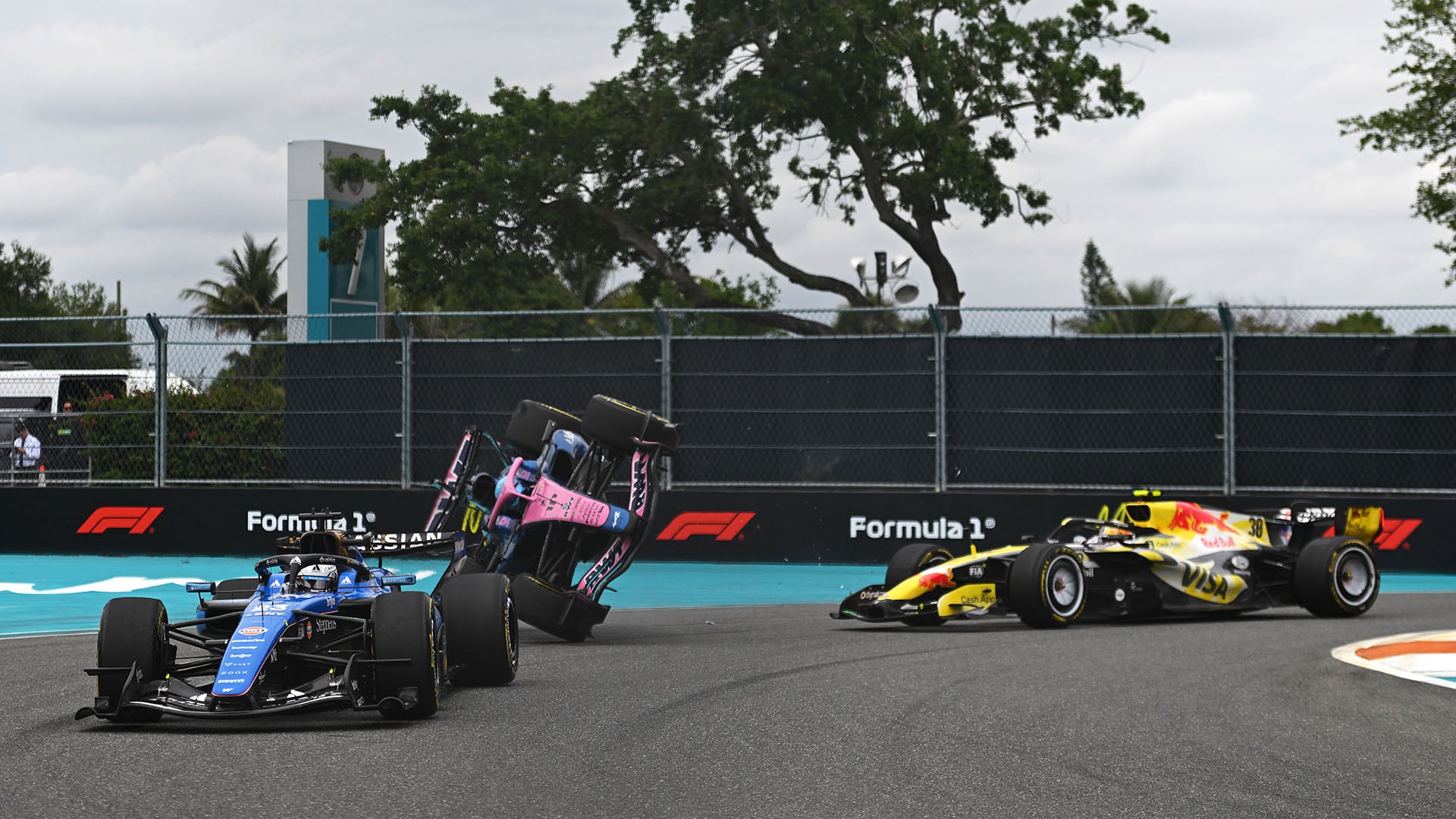 Los coches de Pierre Gasly y Liam Lawson se ven involucrados en un aparatoso accidente múltiple durante la carrera de Fórmula 1 en Miami.