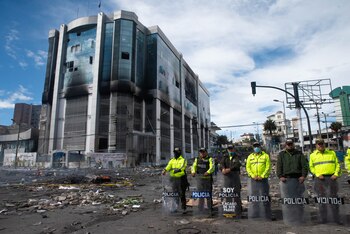 La policía custodia un edificio