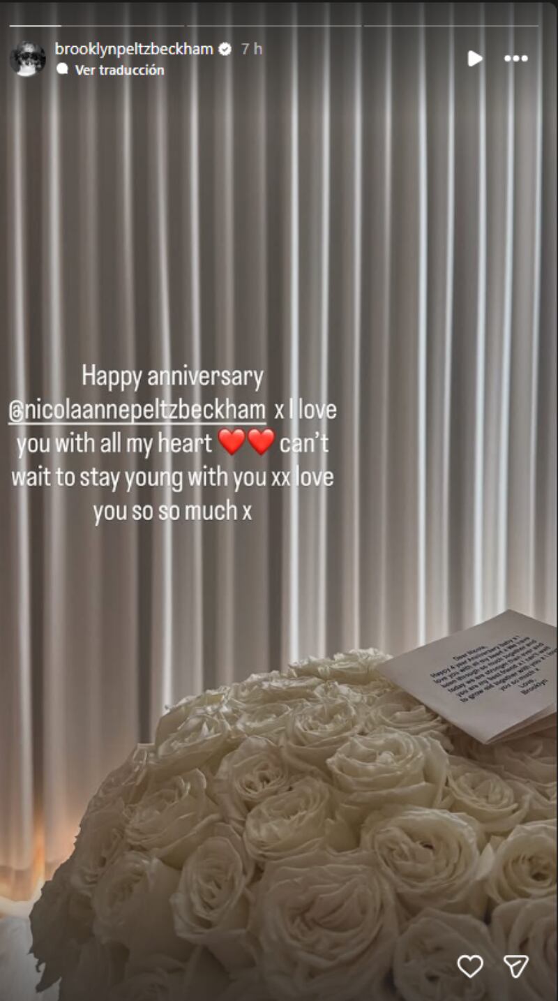 Brooklyn obsequió a Nicola un ramo de rosas blancas y dedicó palabras de amor y unidad a través de sus historias de Instagram (Instagram/@brooklynpeltzbeckham)