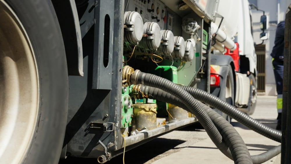La normativa española establece un mecanismo obligatorio de revisión del precio del transporte cuando el combustible cambia entre el momento de contratación del servicio y su realización efectiva (Foto: Shutterstock)