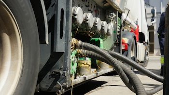 La normativa española establece un mecanismo obligatorio de revisión del precio del transporte cuando el combustible cambia entre el momento de contratación del servicio y su realización efectiva (Foto: Shutterstock)