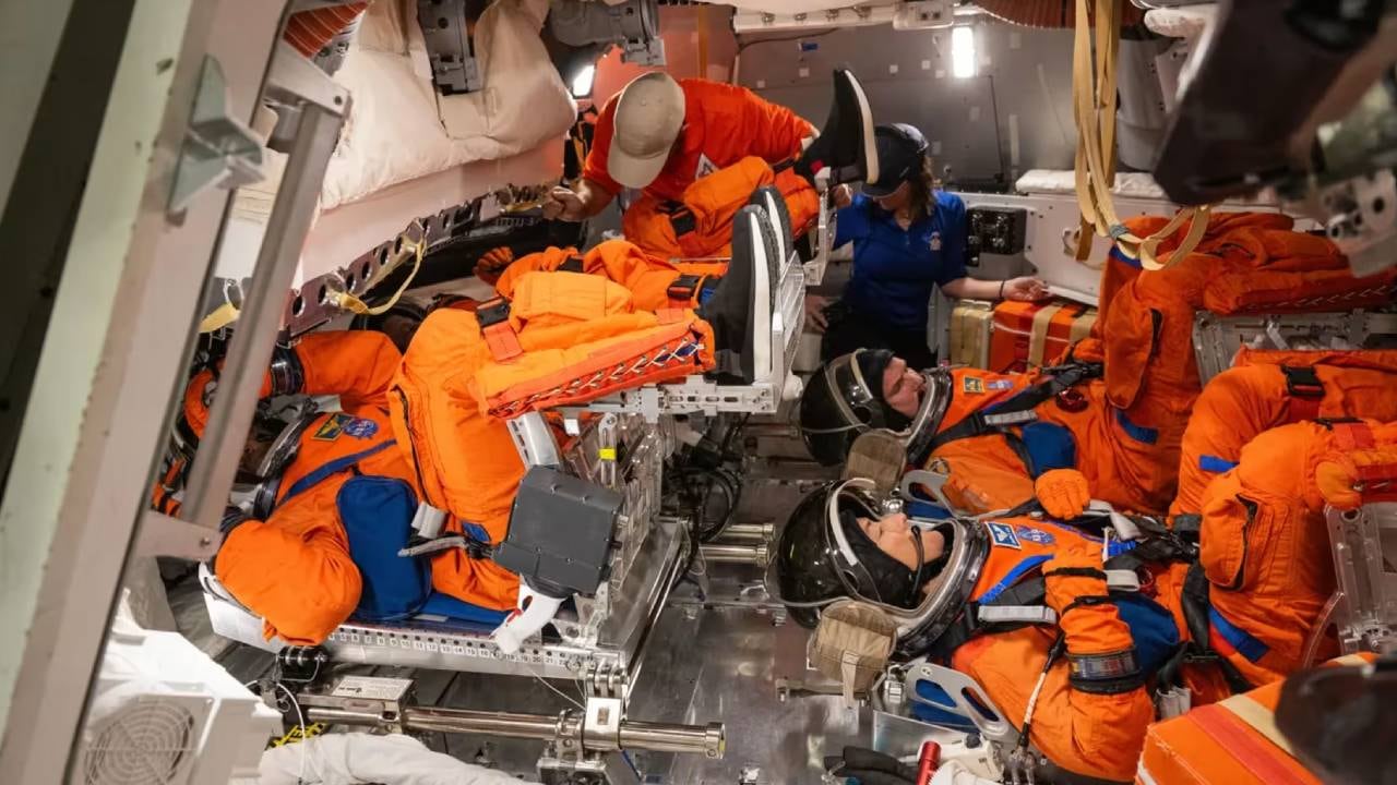 Cada traje de la tripulación de Artemis II está personalizado para mejorar la movilidad y la comodidad durante largas jornadas (James Blair / NASA)