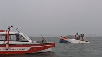 La embarcación naufragó en la