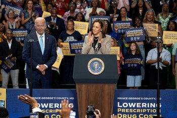 Biden apoyo a Harris desde el primer momento en que decidió resignar su intención de ser reelegido (REUTERS/Ken Cedeno/Archivo)