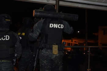Los agentes del Ministerio Público y la DNCD incautaron dos vehículos durante los allanamientos para ubicar al sospechoso./ (Redes Ministerio Público)