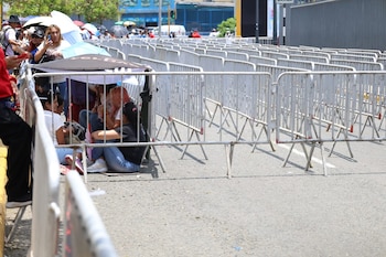 Pese al inclemente sol, cientos