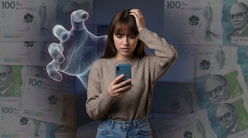 Mujer joven con flequillo y suéter beige mira su celular con expresión preocupada, mano en la cabeza. Una mano virtual translúcida se proyecta. Fondo de billetes colombianos.