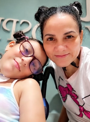 Jerelyn Estrada permanece internada en un hospital de Gainesville donde depende de un ventilador debido a una enfermedad genética./ (100% Noticias)