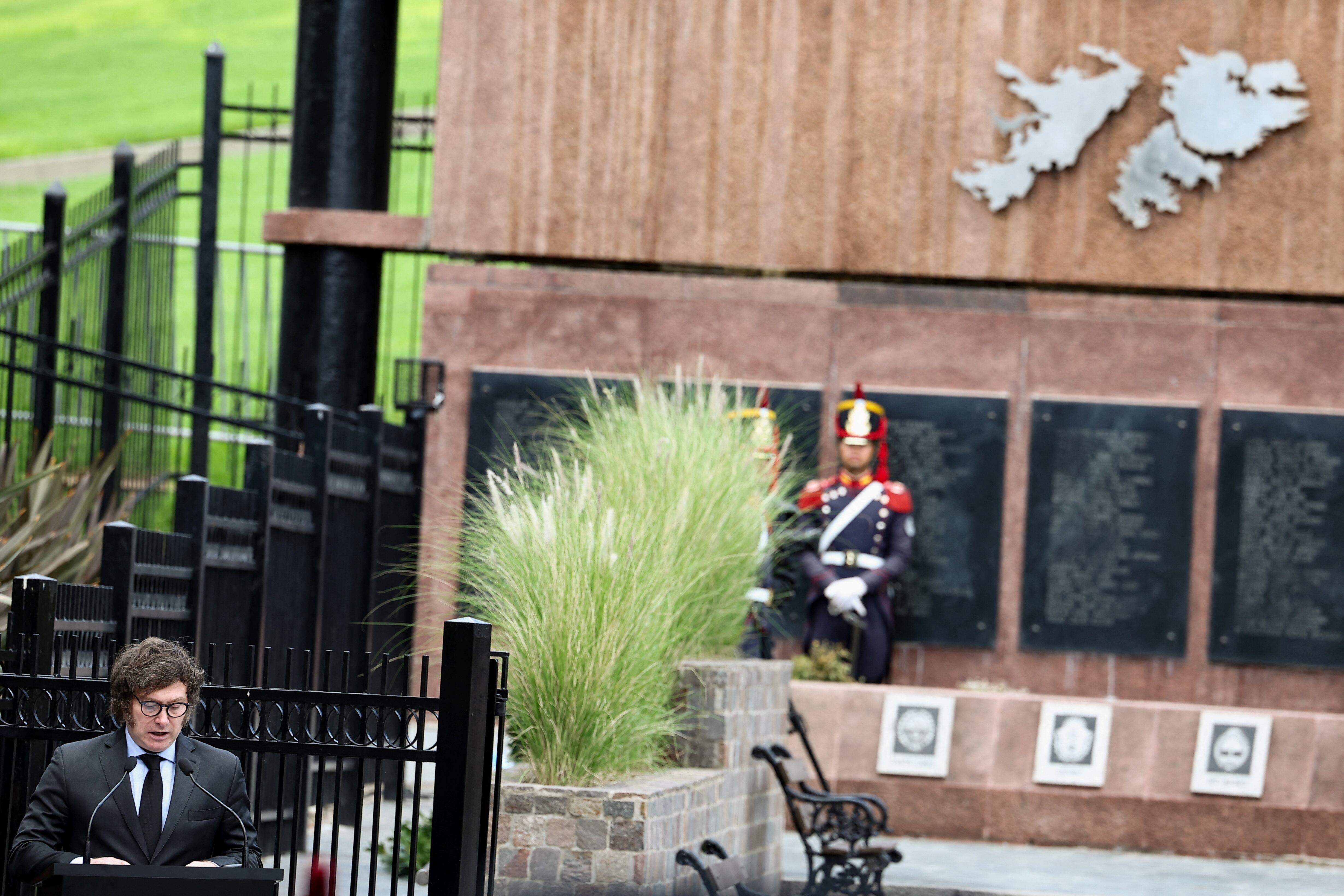 El presidente Javier Milei habla durante uno de los actos del 2 de abril de 2024, frente al memorial de los caídos en la Guerra de Malvinas (Foto: Reuters / Agustín Marcarian)