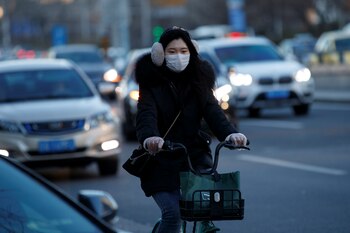 Una mujer abrigada y protegida