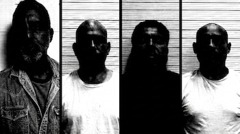 Cuatro retratos masculinos en blanco y negro divididos por líneas verticales, con los rostros en sombra y tres fondos con líneas horizontales.