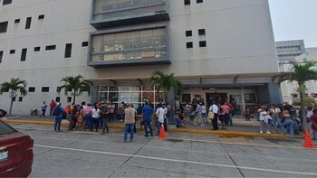 Grupo de madres se manifiestan