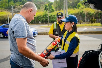 Las autoridades distribuyeron equipos de protección a conductores y motociclistas, buscando reducir las lesiones graves durante los desplazamientos vacacionales. (Foto cortesía VMT)