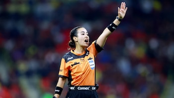 Katia Itzel García rechaza a aficionado que le pidió firmar su playera de Pumas