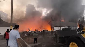 Bomberos confinan incendio en fábrica