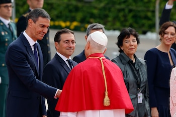 Pedro Sánchez recibe al papa León XIV en el aeropuerto Barajas, con ministros