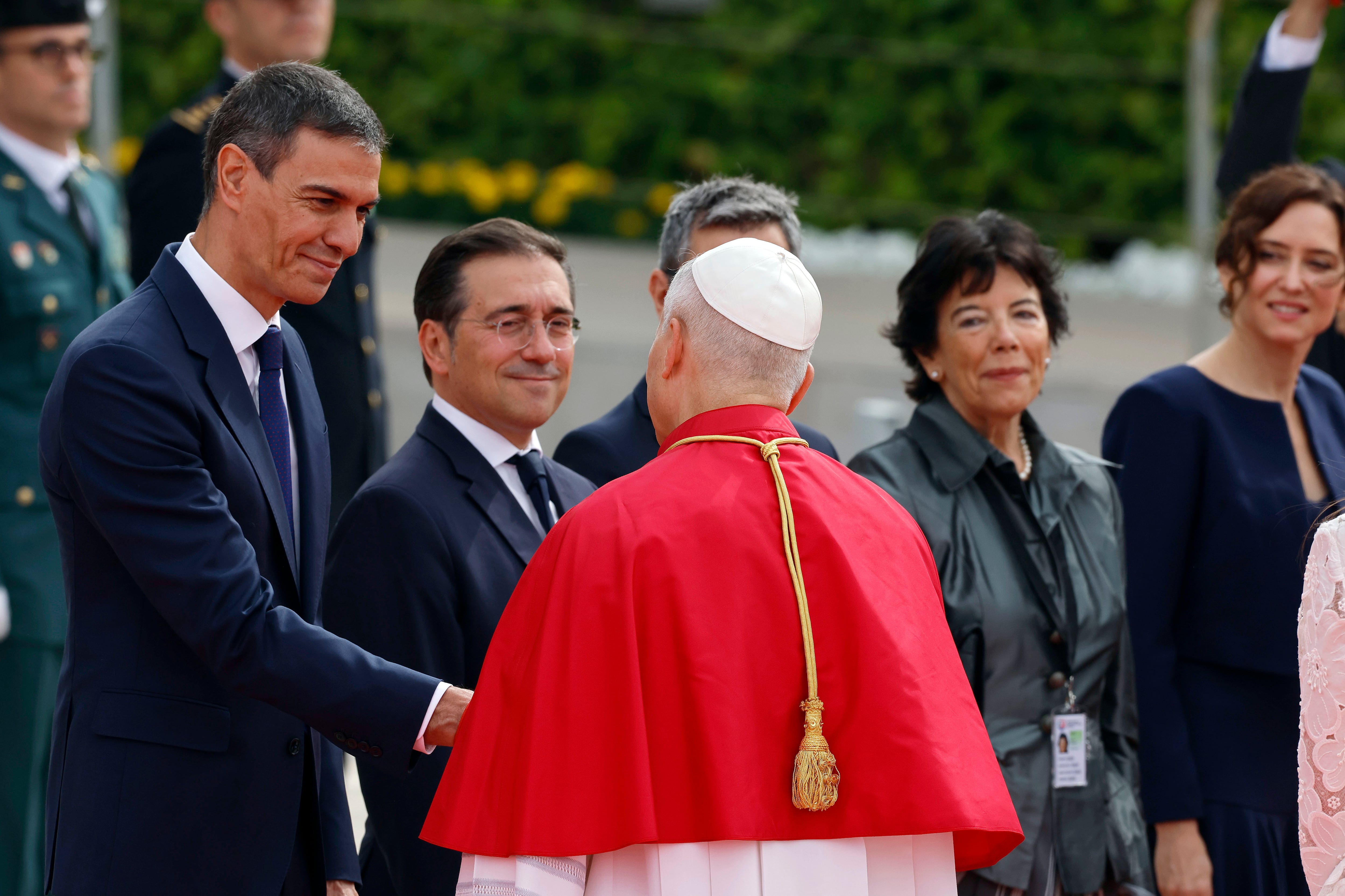 Pedro Sánchez saluda al papa León XIV en el aeropuerto Barajas (EFE)