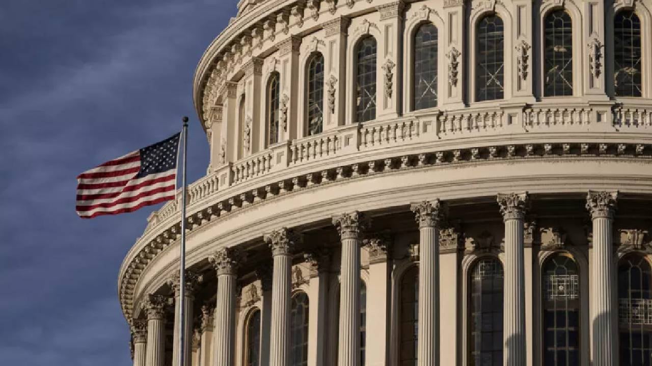 Legisladores bipartidistas exigen tolerancia cero ante denuncias de acoso y abuso, presionando por reformas internas y expulsiones. (AP)