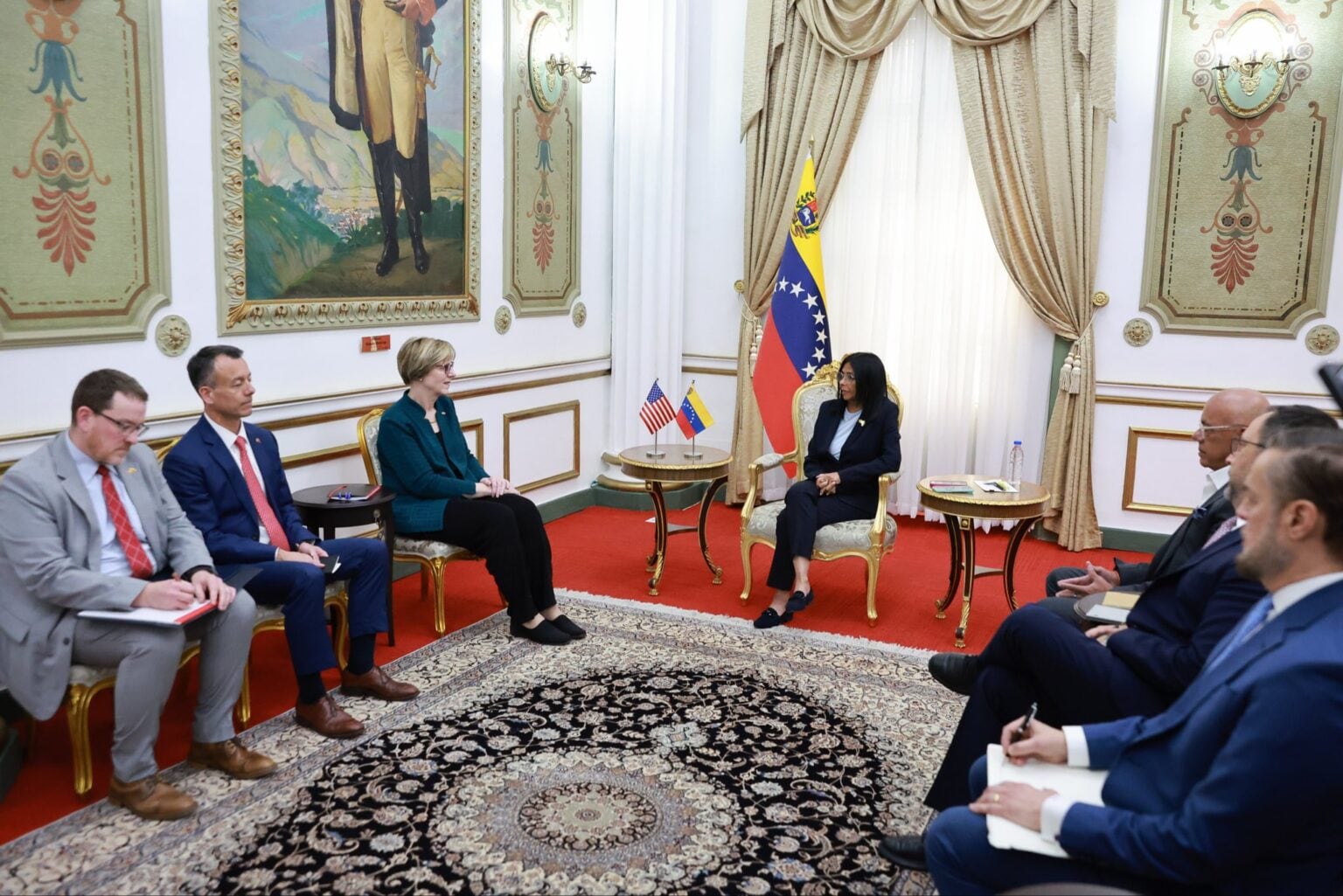 Fotografía difundida por el Palacio de Miraflores de la presidenta encargada de Venezuela Delcy Rodríguez (c) reunida con la encargada de negocios de EE.UU. de la Unidad de Asuntos para Venezuela, Laura Dogu (3-i) en Caracas (Venezuela). EFE/ Palacio de Miraflores