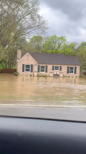El NWS alerta que el sistema de tormentas persistirá hasta el domingo, con riesgo elevado de inundaciones severas el sábado 6 de abril. (Jackson Bond Of Paramount Sports/via REUTERS)